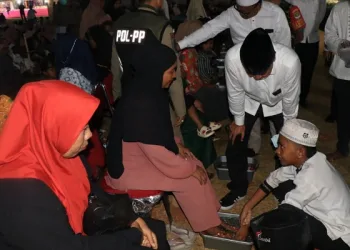 Puluhan Anak Cuci Kaki Ibunya di Kosambi Tangerang