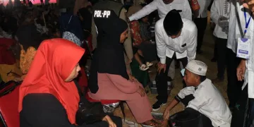 Puluhan Anak Cuci Kaki Ibunya di Kosambi Tangerang