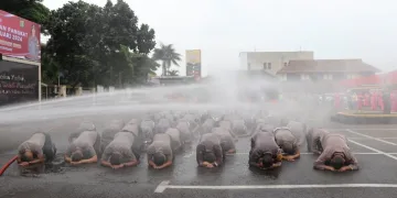 Naik Pangkat, 122 Personil Polres Metro Tangerang Kota Sujud Syukur