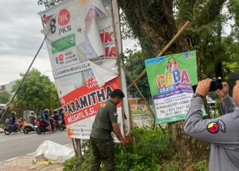 Bawaslu Tangerang Selatan Sikat APK Caleg di Serpong