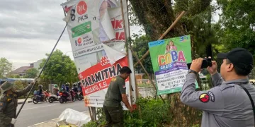 Bawaslu Tangerang Selatan Sikat APK Caleg di Serpong