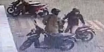 Dua Pria Terekam CCTV Curi Motor di Parkiran Alfamart Keranggan Tangerang Selatan