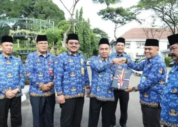Momentum Evaluasi Kinerja: Pemerintah Kota Serang Rangkaikan Apel Hari Kesadaran Nasional dengan Beragam Penyerahan