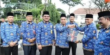 Momentum Evaluasi Kinerja: Pemerintah Kota Serang Rangkaikan Apel Hari Kesadaran Nasional dengan Beragam Penyerahan