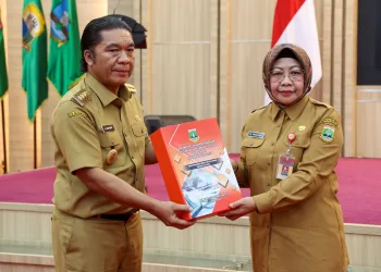 Pj Gubernur Banten Al Muktabar Serahkan DPA SKPD dan Tandatangani Perjanjian Kinerja Tahun Anggaran 2024