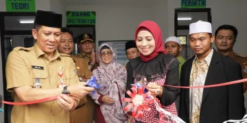 Pj Bupati Tangerang dan Istri Menteri Investasi RI Resmikan BLK Komunitas Ponpes Assalam Kecamatan Kemiri