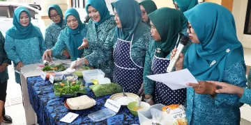 Tangani Stunting, Pj Ketua TP PKK Provinsi Banten Tine Al Muktabar Demo Olahan Nugget Ikan Patin