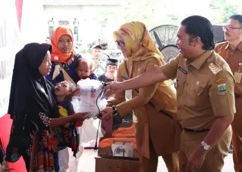 Dorong Perekonomian Masyarakat, Pj Gubernur Banten Al Muktabar Salurkan Bantuan Sosial ke Masyarakat