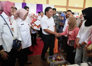 Pj Gubernur Banten Al Muktabar Salurkan Bantuan Sosial kepada Masyarakat Kabupaten Tangerang