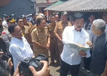 Menteri ATR/BPN Blusukan ke Serpong Tangsel Bagikan Sertipikat Tanah