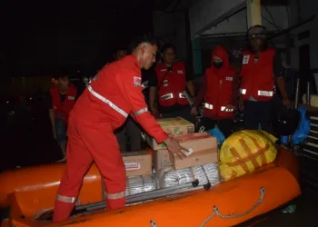 PMI Kota Tangerang Salurkan Bantuan Pada Pengungsi Banjir di Lokasi Penyembelihan Hewan Cipondoh