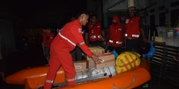PMI Kota Tangerang Salurkan Bantuan Pada Pengungsi Banjir di Lokasi Penyembelihan Hewan Cipondoh