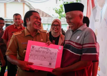 Pj Gubernur Banten Al Muktabar Salurkan Bantuan Sosial Kepada Masyarakat Pandeglang