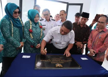Pj Gubernur Banten Al Muktabar Resmikan Peningkatan PSU Balai Warga di Kota Tangerang