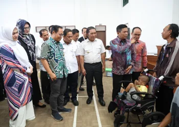 Pj Gubernur Banten Al Muktabar Salurkan Bantuan Sosial Penyandang Disabilitas di Kota Tangerang
