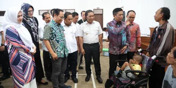 Pj Gubernur Banten Al Muktabar Salurkan Bantuan Sosial Penyandang Disabilitas di Kota Tangerang