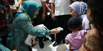 Pj Ketua TP PKK Provinsi Banten, Serahkan Bantuan Nugget kepada Posyandu Merpati Putih Kota Tangerang