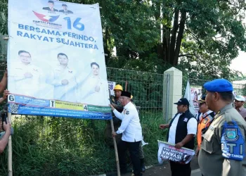 Masa Tenang Pemilu, Wali Kota Tangerang Selatan Terjun Langsung Tertibkan Alat Peraga Kampanye