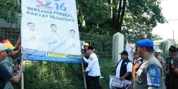 Masa Tenang Pemilu, Wali Kota Tangerang Selatan Terjun Langsung Tertibkan Alat Peraga Kampanye