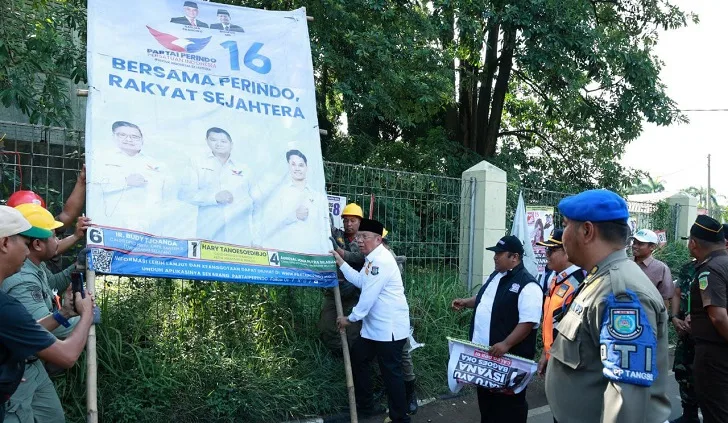 Masa Tenang Pemilu, Wali Kota Tangerang Selatan Terjun Langsung Tertibkan Alat Peraga Kampanye