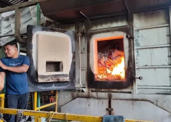 Bawaslu Tangsel Musnahkan Limbah APK Gunakan Incenerator DLH