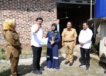 Pj Gubernur Banten Dampingi Menteri Agraria dan Tata Ruang/BPN Serahkan Sertipikat PTSL ke Rumah Masyarakat