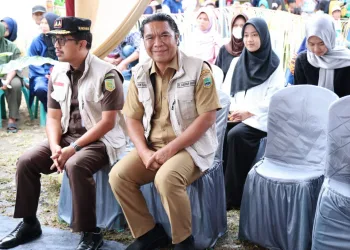 Pj Gubernur Banten Al Muktabar Gunakan Hak Pilihnya di TPS 05 Kelurahan Pancur Kota Serang