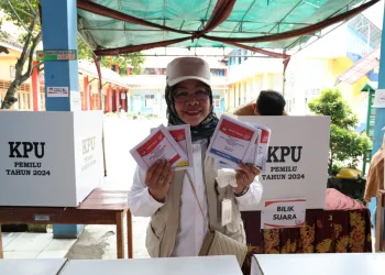 Pj Sekda Provinsi Banten Berikan Hak Pilih di TPS 15 Muara Ciujung Rangkasbitung
