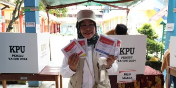 Pj Sekda Provinsi Banten Berikan Hak Pilih di TPS 15 Muara Ciujung Rangkasbitung