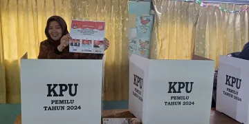 Pj Ketua TP PKK Provinsi Banten Gunakan Hak Pilih di TPS 018 Kelurahan Kota Baru Kota Serang