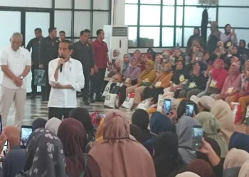 Jokowi Bagikan Bantuan Pangan Kepada Ribuan Warga Tangerang Selatan di Serpong