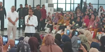 Jokowi Bagikan Bantuan Pangan Kepada Ribuan Warga Tangerang Selatan di Serpong