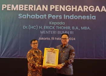 Menteri BUMN Erick Thohir Terima Penghargaan Pin Emas dari PWI Pusat