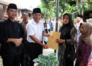 Pj Gubernur Banten Al Muktabar Sampaikan Belasungkawa dan Santunan Kepada Keluarga KPPS