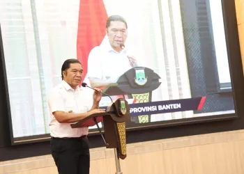 Pj Gubernur Banten Al Muktabar Berikan 329 Penghargaan Perusahaan yang Terapkan Keselamatan Kesehatan Kerja