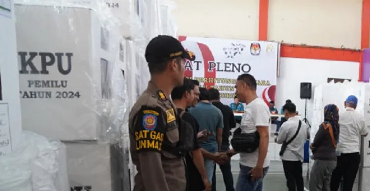 Puluhan Petugas Satpol PP Jaga Keamanan Rapat Pleno Penghitungan Suara di 29 Kecamatan