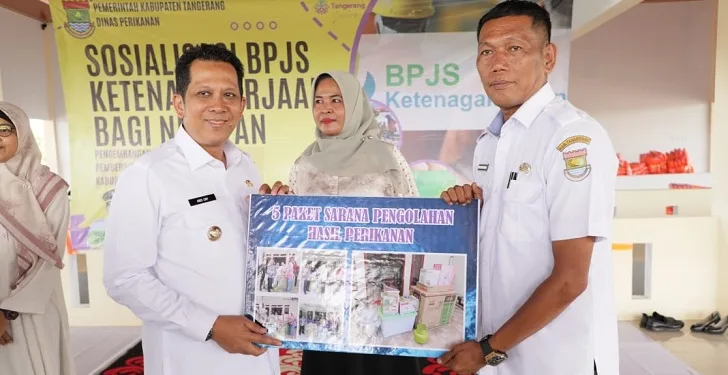 Pj Bupati Tangerang Berikan Premi Jaminan BPJS 300 Nelayan