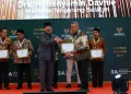 Benyamin Raih Penghargaan Pendukung Pengelolaan Zakat Terbaik
