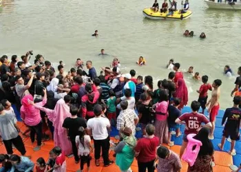 Jelang Ramadhan, Warga Kota Tangerang Keramas Bareng di Sungai Cisadane