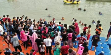 Jelang Ramadhan, Warga Kota Tangerang Keramas Bareng di Sungai Cisadane