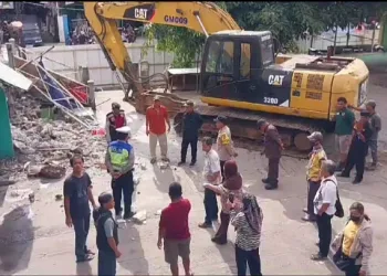 Pedagang Pasar Anyar Hadang Alat Berat Yang Akan Runtuhkan Bangunan Pasar