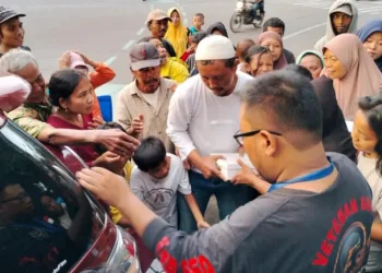 Keren, Wartawan Kota Tangerang Bagi-Bagikan Takjil Gratis Pada Gelandangan dan Pengguna Jalan