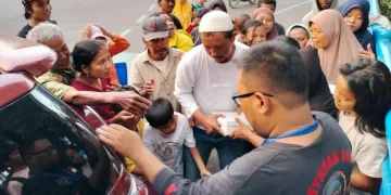 Keren, Wartawan Kota Tangerang Bagi-Bagikan Takjil Gratis Pada Gelandangan dan Pengguna Jalan