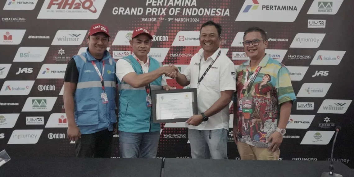 General Manager PLN Unit Induk Distribusi Sumatera Utara Saleh Siswanto (dua dari kiri) dan Manager PLN Unit Pelaksana Pelayanan Pelanggan Sibolga Gebyar Pandito (kiri) saat menyerahkan Renewable Energy Certificate untuk gelaran F1H2O kepada Project Director F1H2O Samsul Purba (dua dari kanan) dan Head of Corporate Communication Injourney Alfianto Domy Aji (kanan) di Media Center Balige, Sumatera Utara pada Minggu (3/3).