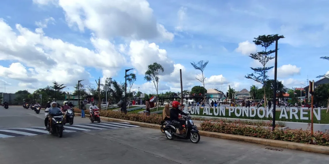 Petugas Tindak Pungli di Parkir Alun-Alun Pondok Aren