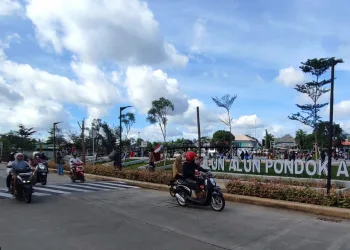 Petugas Tindak Pungli di Parkir Alun-Alun Pondok Aren
