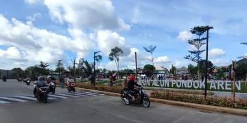 Petugas Tindak Pungli di Parkir Alun-Alun Pondok Aren