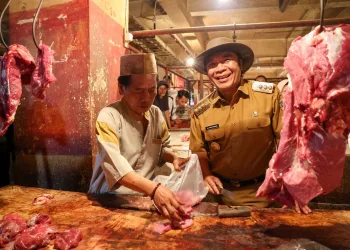 Pj Gubernur Banten Al Muktabar Sidak Barang dan Harga Komoditi Pangan di Pasar Induk Rau