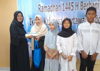 IKWI Pusat Berbagi Bersama di Bulan Ramadhan, 300 Paket Sembako dan Alat Sholat Diserahkan ke ABK dan Anak Yatim