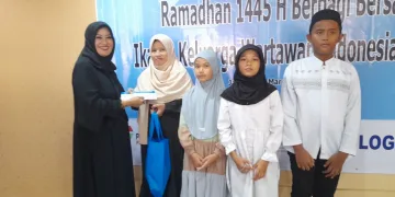 IKWI Pusat Berbagi Bersama di Bulan Ramadhan, 300 Paket Sembako dan Alat Sholat Diserahkan ke ABK dan Anak Yatim
